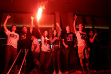 Natali Zangauker a Einav Zangauker, sestra a matka izraelského rukojemníka Matana Zangaukera, oslavujú po tom, čo americký prezident Donald Trump oznámil, že Izrael a Hamas sa dohodli na prvej fáze prímeria. FOTO: REUTERS