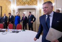 Premiér Robert Fico a ministerka hospodárstva Denisa Saková sa stretli s predstaviteľmi automobilového priemyslu. FOTO: TASR/J. Kotian