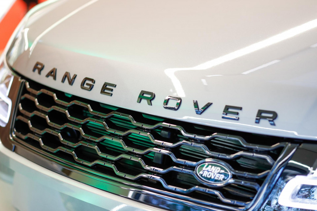 Automobilka Jaguar Land Rover musela odstaviť linky kvôli kybernetickému útoku. FOTO TASR/DPA