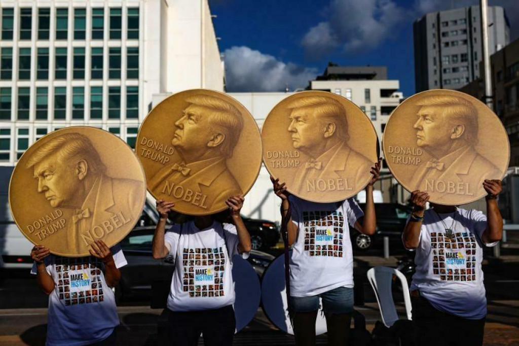 Demonštranti s podobizňami Donalda Trumpa v štýle zlatej Nobelovej medaily požadovali 2. septembra v Tel Avive prepustenie všetkých izraelských rukojemníkov. FOTO: Reuters