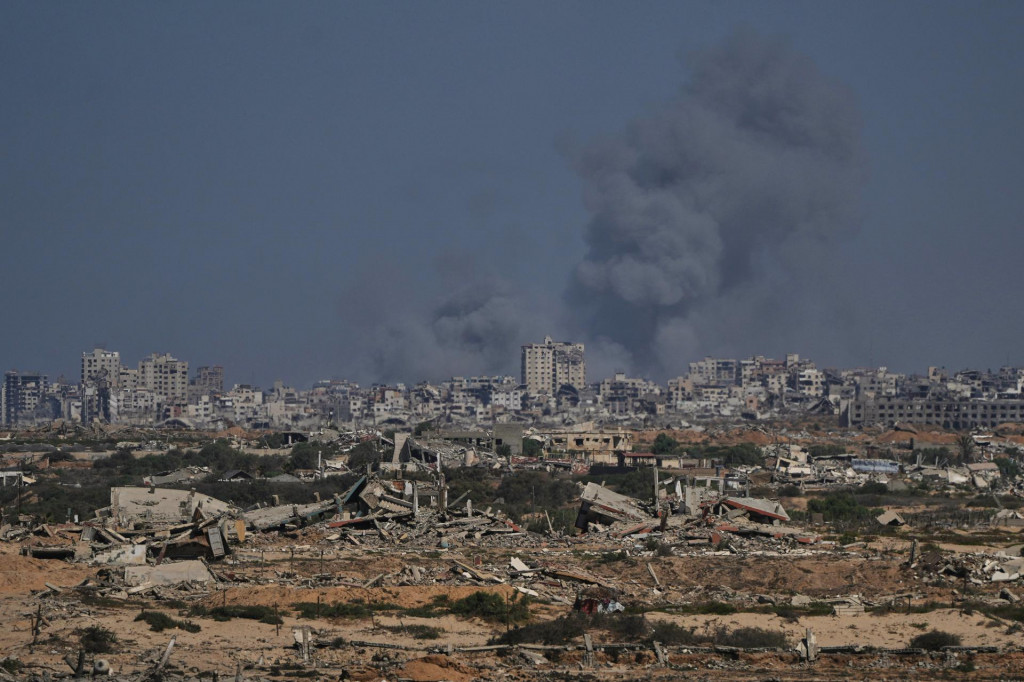 Dym stúpa po izraelskom bombardovaní mesta Gaza v stredu 8. októbra 2025. FOTO: TASR/AP