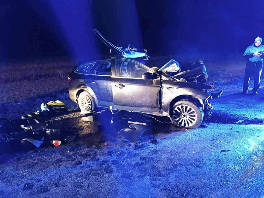 Na snímke vrak auta po tragickej zrážke dvoch osobných vozidiel, ku ktorej došlo medzi obcami Heľpa a Závadka nad Hronom v okrese Brezno v stredu 8. októbra 2025. FOTO: TASR/Záchranná zdravotná služba NsP Brezno
