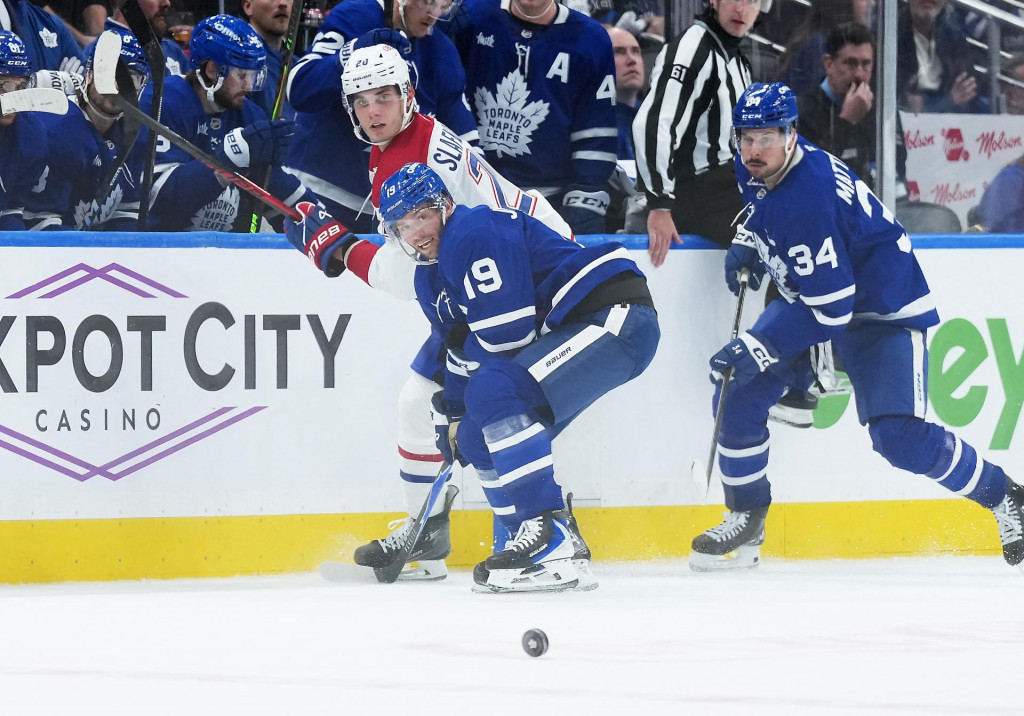 Center tímu Toronto Maple Leafs Calle Jarnkrok (19) bojuje pri mantineloch s ľavým krídelníkom tímu Montreal Canadiens Jurajom Slafkovským (20) počas tretej tretiny v Scotiabank Arene. FOTO: Nick Turchiaro/Imagn Images