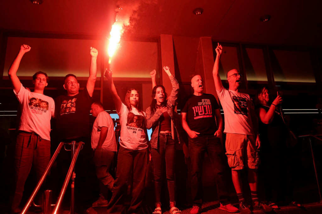 Natali Zangauker a Einav Zangauker, sestra a matka izraelského rukojemníka Matana Zangaukera, oslavujú po tom, čo americký prezident Donald Trump oznámil, že Izrael a Hamas sa dohodli na prvej fáze prímeria. FOTO: REUTERS