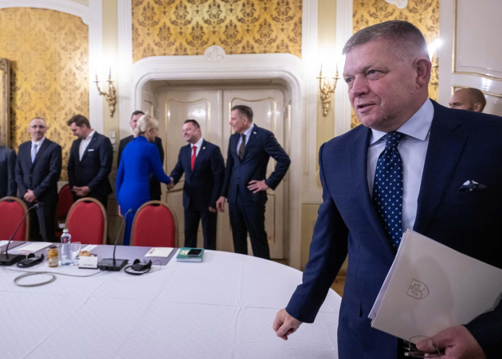 Premi&eacute;r Robert Fico a ministerka hospod&aacute;rstva Denisa Sakov&aacute; sa stretli s predstaviteľmi automobilov&eacute;ho priemyslu. FOTO: TASR/J. Kotian