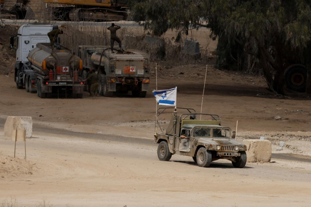 Izraelské vojenské vozidlo manévruje po tom, čo americký prezident Donald Trump oznámil, že Izrael a Hamas sa dohodli na prvej fáze prímeria v Gaze. FOTO: REUTERS