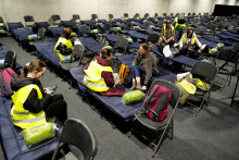 Dobrovoľníci, ktorí sa zúčastňujú evakuácie počas cvičenia v prípade vojenského konfliktu v evakuačnom centre zriadenom v litovskom meste Kaunas. FOTO: Reuters