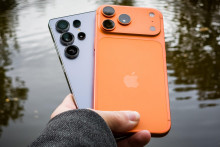iPhone 17 Pro Max (oranžový) a Galaxy S25 Ultra (sivý) sú aktuálnym vrcholom ponuky dvoch najväčších hráčov na trhu mobilných telefónov.