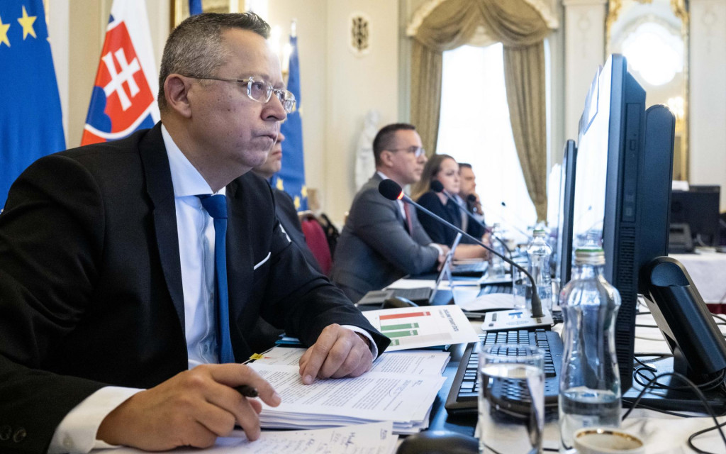 Minister financií Ladislav Kamenický sa v piatok stretol so sociálnymi partnermi. FOTO: TASR/J. Kotian