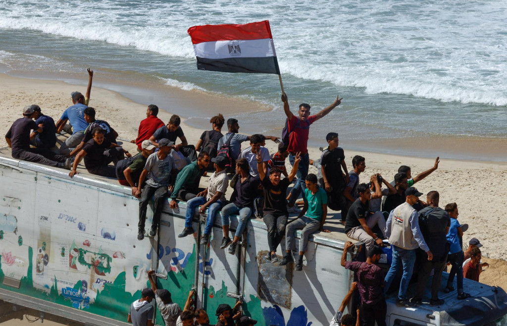 Palestínčania, ktorí boli počas vojny na príkaz Izraela vysídlení, sa vracajú do Gazy. FOTO: Reuters