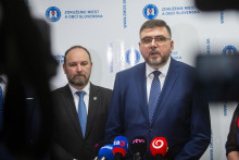 Na snímke zľava predseda Trnavského samosprávneho kraja a predseda SK8 Jozef Viskupič a predseda Združenia miest a obcí Slovenska Jozef Božik. FOTO: TASR/Jakub Kotian