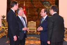 WA 20 Šarm aš-Šajch - Egyptský prezident Abdal Fattáh Sísí (druhý sprava), osobitný vyslanec USA pre Blízky východ Steve Witkoff (druhý zľava) a Jared Kushner, zať amerického prezidenta Donalda Trumpa diskutujú počas stretnutia v egyptskom letovisku Šarm aš-Šajch vo štvrtok 9. októbra 2025. V Egypte pokračujú nepriame rokovania medzi Izraelom a palestínskym radikálnym hnutím Hamas. Tieto diskusie sa začali 6. októbra, sprostredkovali ich Spojené štáty, Katar a Egypt a ich cieľom je dosiahnuť mier vo vojne vyvolanej útokom Hamasu na juh Izraela. FOTO: TASR/AP
