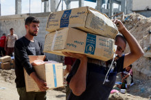 Palestínčania prepravujú zásoby pomoci, ktoré vstúpili do Gazy uprostred prímeria medzi Izraelom a Hamasom v Chán Júnis v južnom pásme Gazy. FOTO: Reuters