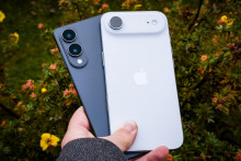 Novým trendom dvojice najväčších hráčov na trhu s mobilnými telefónmi sú tenké smartfóny. Preto sme proti sebe postavili Samsung Galaxy S25 Edge (čierny) a iPhone Air (biely).