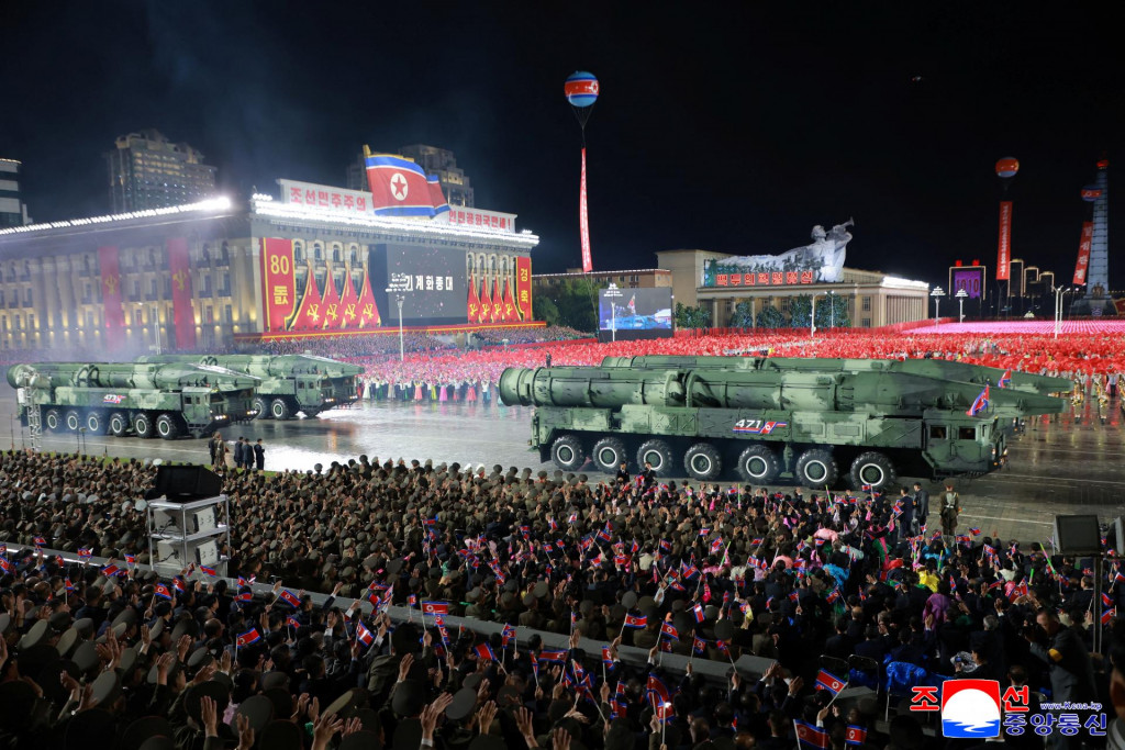 Prehliadka sa konala v piatok pri príležitosti 80. výročia založenia vládnucej Kórejskej strany práce. FOTO: Reuters
