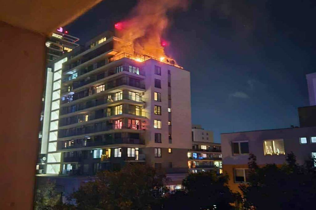 Požiar budovy Retro v Bratislave. FOTO: Čitateľ