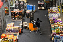 Dvojciferným tempom však rástli aj ceny cukru a pekárenských výrobkov (14,5 percenta), živých zvierat (10,7 percenta) a mäsa a mäsových produktov, kde rast dosiahol 10,5 percenta. FOTO: REUTERS