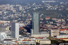 Pohľad na Národnú banku Slovenska z najvyššej budovy na Slovensku počas dňa otvorených dverí na prvom slovenskom mrakodrape - Eurovea Tower v Bratislave. FOTO: TASR