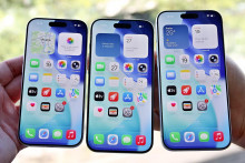 Apple z ponuky na tento rok vyhodil model Plus. Namiesto neho pripravil úplne nový iPhone Air, ktorý vidíme uprostred. Vľavo leží základný iPhone 17, vpravo potom vrcholný iPhone 17 Pro Max.