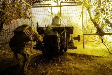 Rusom riedka ukrajinská obrana umožňuje prenikať do ukrajinského tyla obchádzaním obranných pozícií. Môžu sa tak dostať až k delostrelectvu. FOTO: Reuters