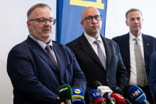 Na snímke geneálny riaditeľ ŽSR Ivan Bednárik a minister dopravy a výstavby Jozef Ráž. FOTO: TASR/Jakub Kotian