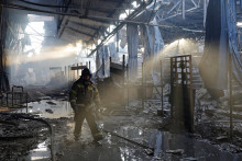 Hasič pracuje na mieste ruského útoku. FOTO: Reuters