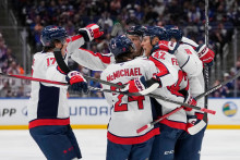 Slovenský hráč Washingtonu Capitals Martin Fehérváry  oslavuje so spoluhráčmi. FOTO: TASR/AP