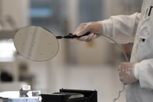 Zamestnanec pracuje s doštičkou na výrobnej linke holandskej polovodičovej spoločnosti Nexperia v nemeckom Hamburgu. FOTO: REUTERS