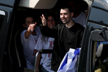 Prepustený rukojemník Guy Gilboa-Dalal po príchode do nemocnice Rabin Medical Center-Beilinson v Petah Tikva v Izraeli. FOTO: Reuters