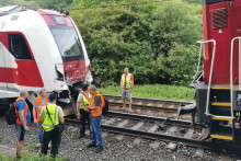 Na železničnej trati medzi Varínom a Vrútkami narazil v júni 2022 rušeň do stojacej súpravy osobného vlaku, ktorému mieril na pomoc. FOTO: TASR/Erika Ďurčová