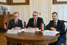Zľava predseda pre ochranu hospodárskej súťaže Českej republiky Petr Mlsna, predseda Úradu pre verejné obstarávanie Slovenskej republiky Peter Kubovič a predseda Úradu pre verejné obstarávanie Maďarska Lászlo Kovács počas podpisu memoranda o spolupráci medzi Úradom pre verejné obstarávanie Slovenskej republiky a partnerskými úradmi v Českej republike a Maďarsku vo Voderadoch. FOTO: TASR/Lukáš Grinaj