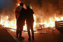 Demonštranti v Tbilisi sa stretli s políciou, ktorá proti nim použila slzný plyn. FOTO: AP