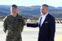 Na snímke zľava veliteľ Vzdušných síl Slovenskej republiky Adolf Daubner a prezident Peter Pellegrini po brífingu po skončení prehliadky rekonštrukčných prác letiska Sliač. FOTO: TASR/Ján Krošlák