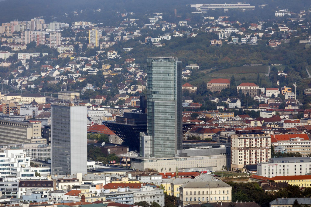 Pohľad na Národnú banku Slovenska z najvyššej budovy na Slovensku počas dňa otvorených dverí na prvom slovenskom mrakodrape - Eurovea Tower v Bratislave. FOTO: TASR