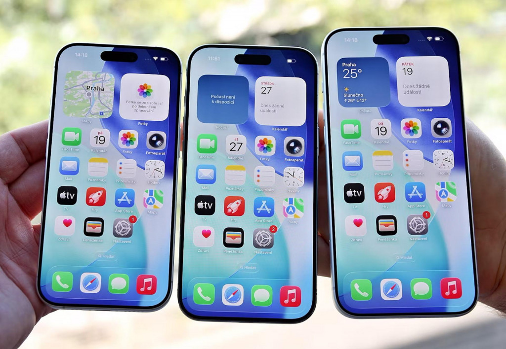 Apple z ponuky na tento rok vyhodil model Plus. Namiesto neho pripravil úplne nový iPhone Air, ktorý vidíme uprostred. Vľavo leží základný iPhone 17, vpravo potom vrcholný iPhone 17 Pro Max.