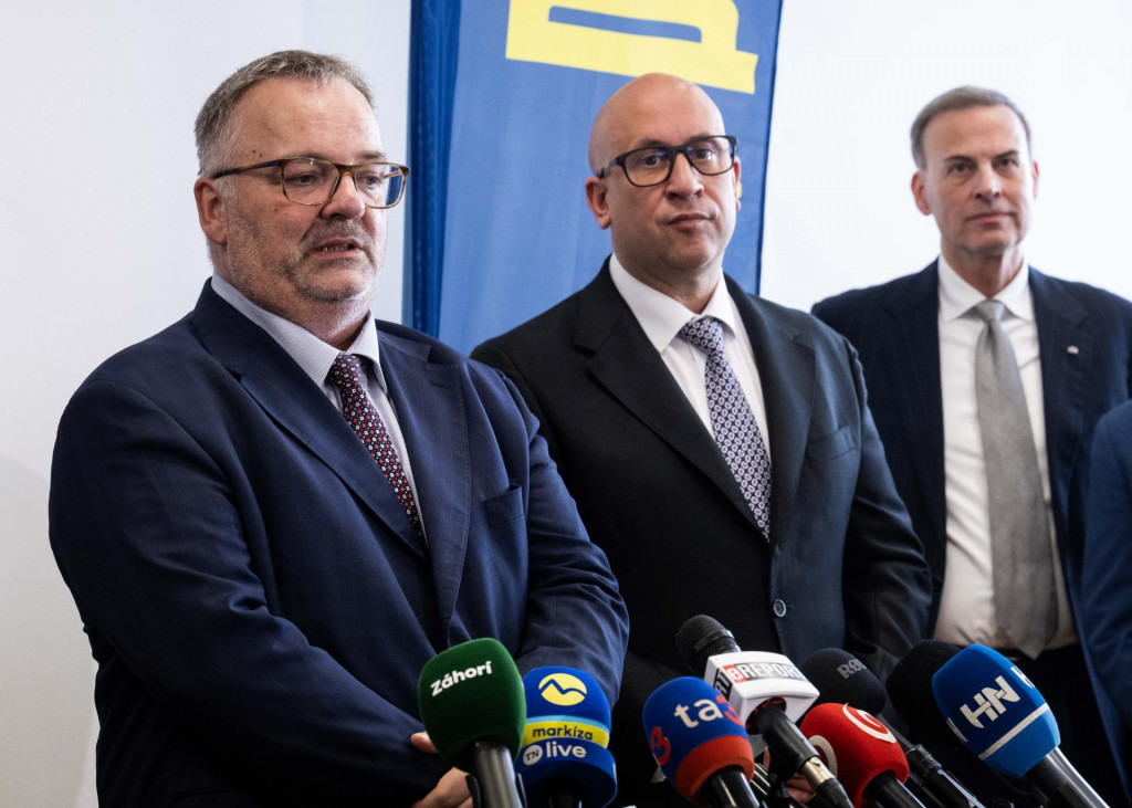 Na snímke geneálny riaditeľ ŽSR Ivan Bednárik a minister dopravy a výstavby Jozef Ráž. FOTO: TASR/Jakub Kotian