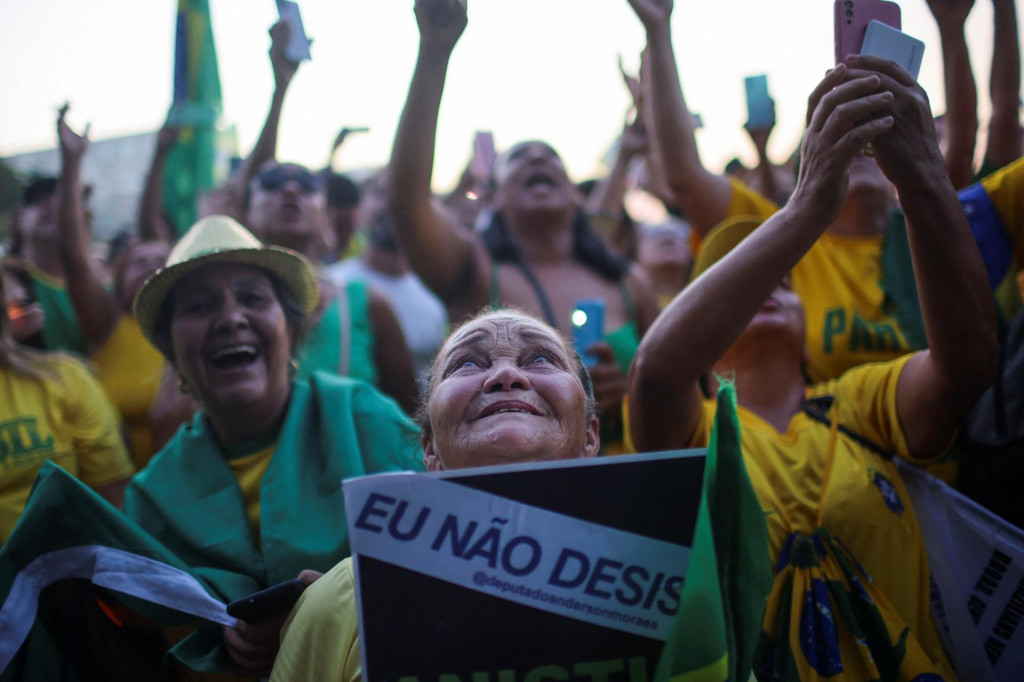 Fanúšikovia odsúdeného brazílskeho exprezidenta Bolsonara sa nemienia vzdať, ako to hlása aj nápis na transparente. Jeho omilostenia sa dožadovali aj na protestoch zo 7. októbra. FOTO: Reuters