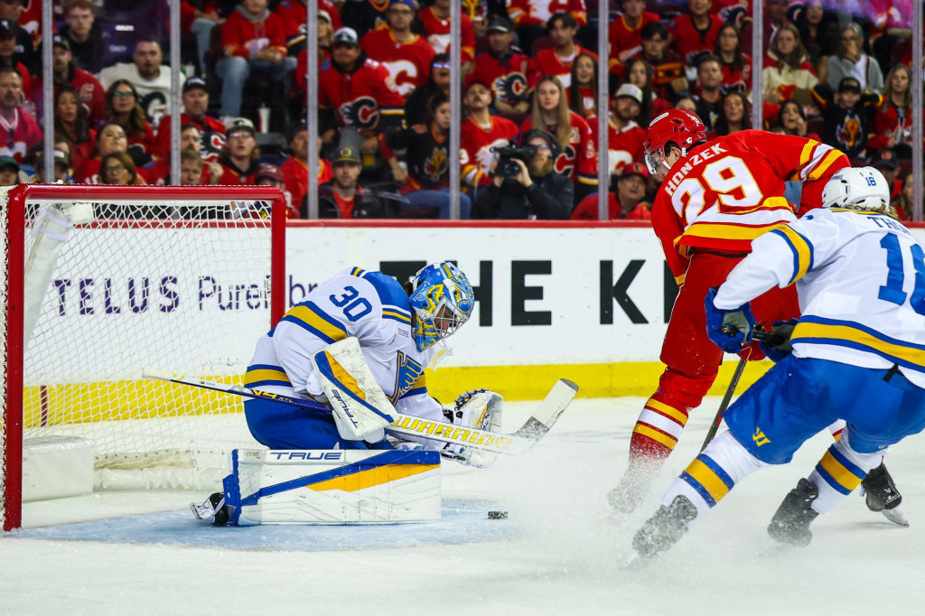 Samuel Honzek si v domácom dueli proti St. Louis mohol pripísať svoj premiérový gól v NHL. Nakoniec mu však na súboj proti „bluesmanom“ ostanú trpké spomienky. FOTO: Reuters