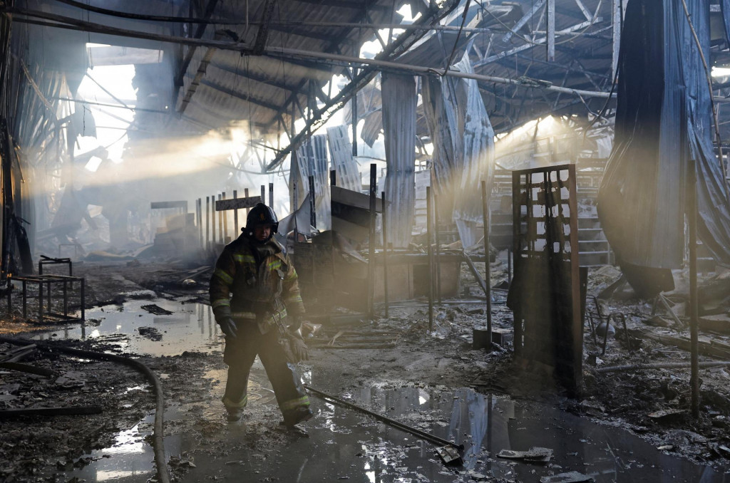 Hasič pracuje na mieste ruského útoku. FOTO: Reuters