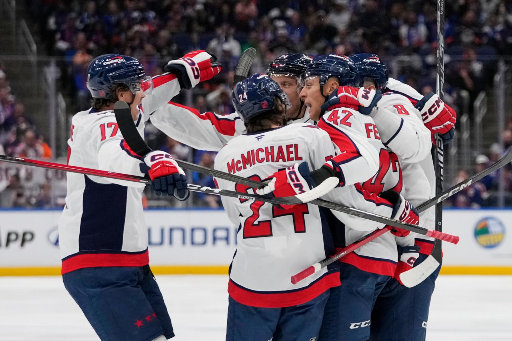 Slovenský hráč Washingtonu Capitals Martin Fehérváry  oslavuje so spoluhráčmi. FOTO: TASR/AP