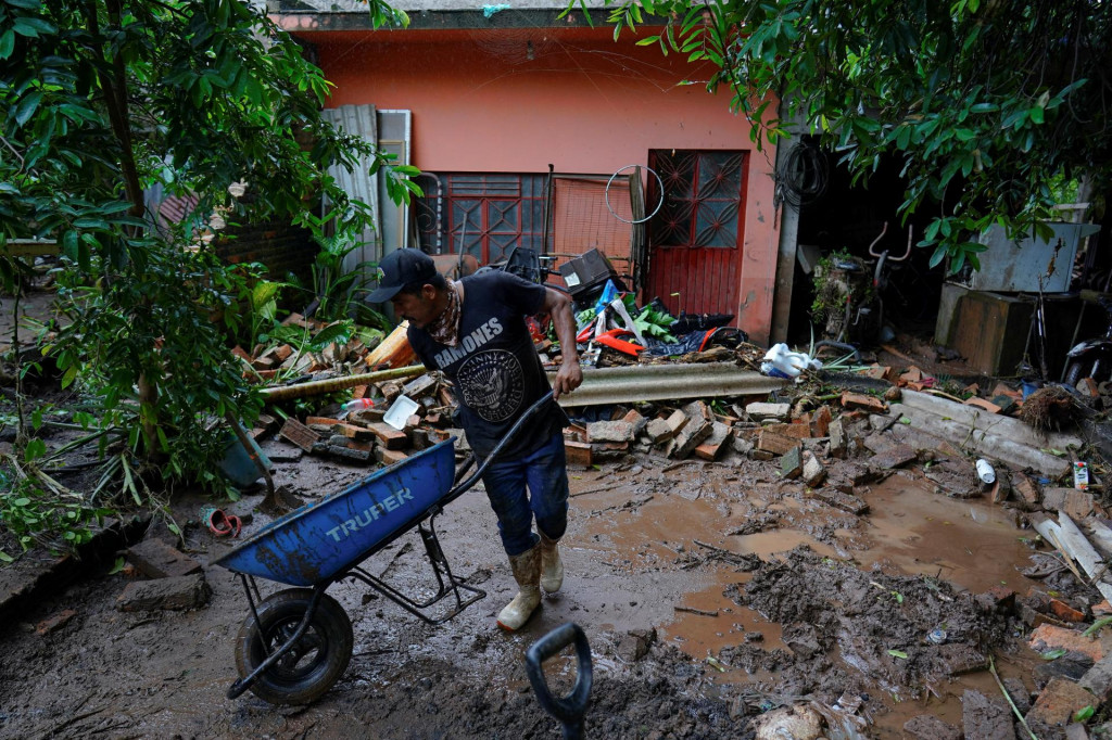 Prívalové dažde spôsobené tropickou búrkou Raymond spôsobili zosuvy pôdy a záplavy v maxickom štáte Nayarit. FOTO: Reuters