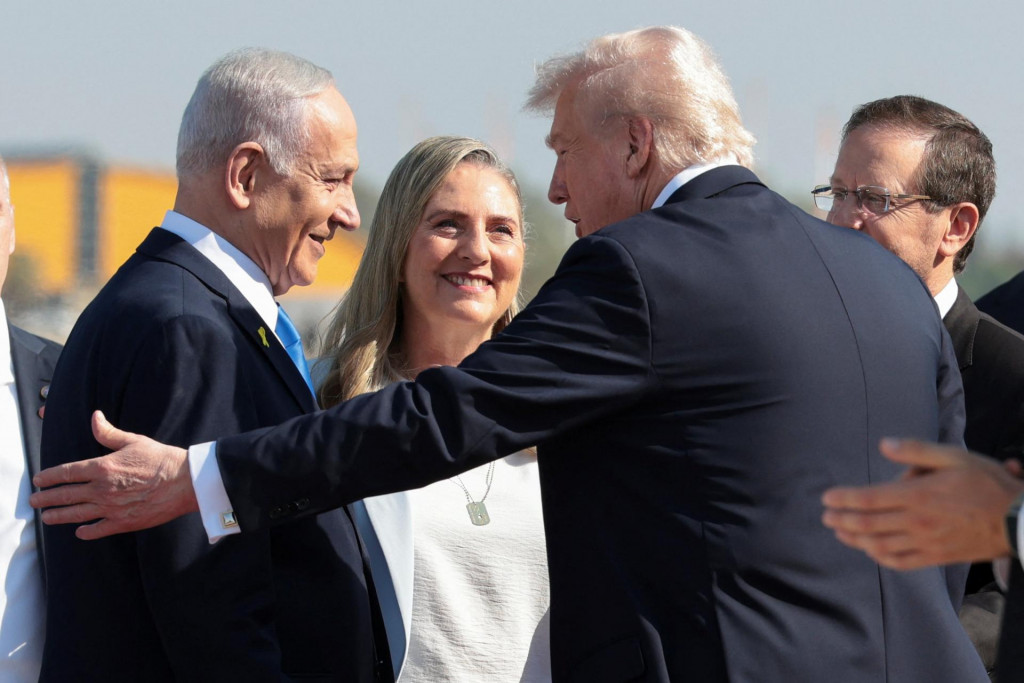 Izraelský premiér Benjamin Netanjahu vedľa amerického prezidenta Donalda Trumpa na medzinárodnom letisku Ben Gurion FOTO: Reuters