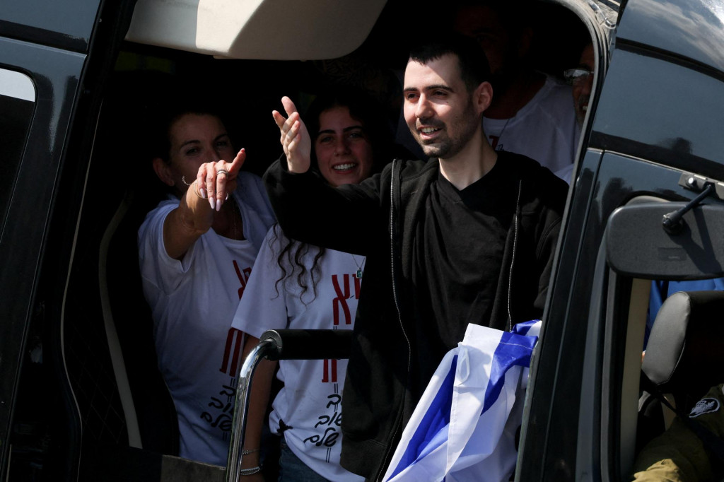 Prepustený rukojemník Guy Gilboa-Dalal po príchode do nemocnice Rabin Medical Center-Beilinson v Petah Tikva v Izraeli. FOTO: Reuters