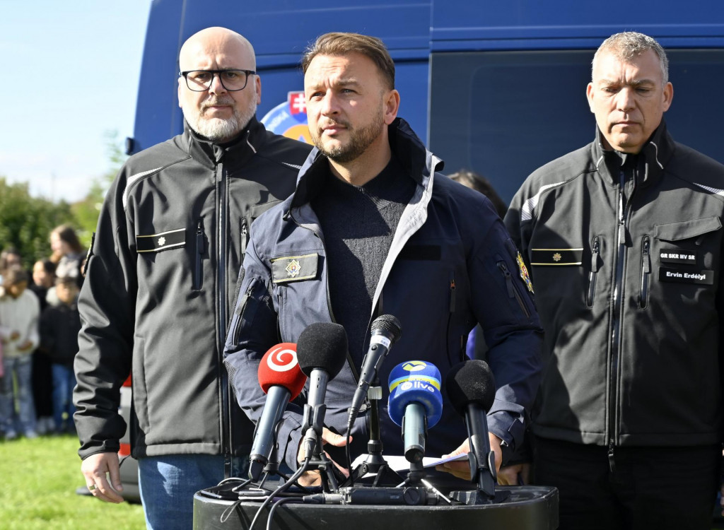 Minister vnútra Matúš Šutaj Eštok na tlačovej konferencii v obci Žbince v okrese Michalovce. FOTO: TASR/Roman Hanc