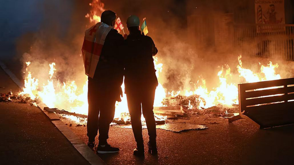 Demonštranti v Tbilisi sa stretli s políciou, ktorá proti nim použila slzný plyn. FOTO: AP