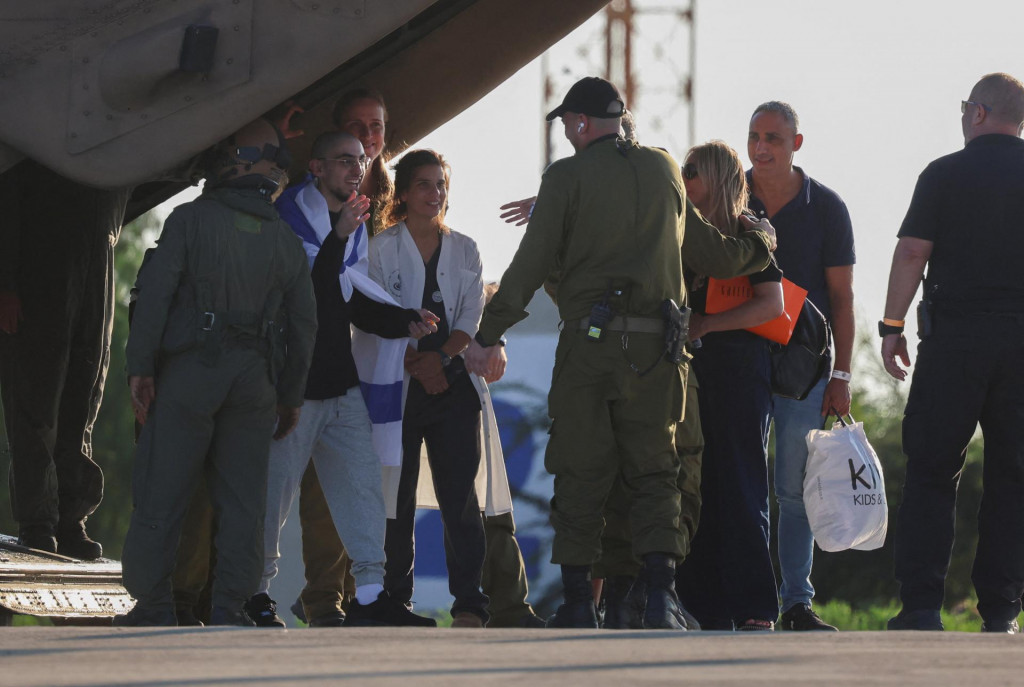 Prepustený rukojemník, ktorý bol unesený počas smrteľného útoku Hamasu 7. októbra 2023 a prevezený do Gazy, prichádza do zdravotného strediska Sheba v Ramat Gan v Izraeli uprostred prímeria medzi Izraelom a Hamasom v Gaze. FOTO: Reuters