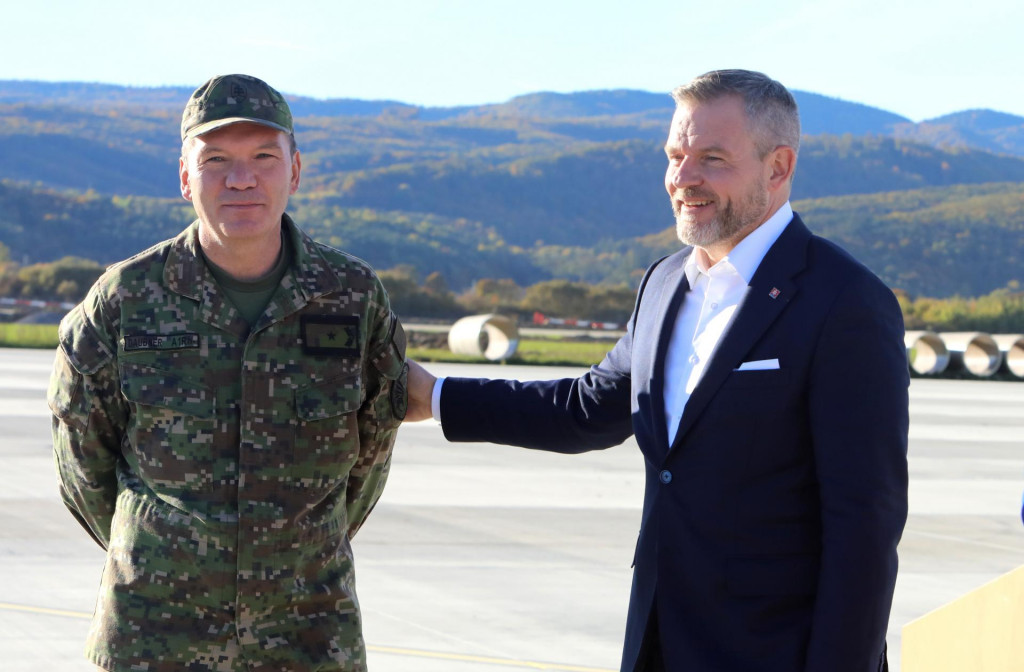 Na snímke zľava veliteľ Vzdušných síl Slovenskej republiky Adolf Daubner a prezident Peter Pellegrini po brífingu po skončení prehliadky rekonštrukčných prác letiska Sliač. FOTO: TASR/Ján Krošlák
