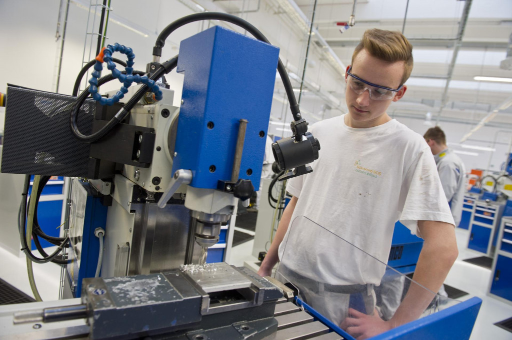 Žiak na praktickom vyučovaní v Duálnej akadémii na ulici Jána Jonáša v Bratislave. FOTO: TASR/M. Svítok
