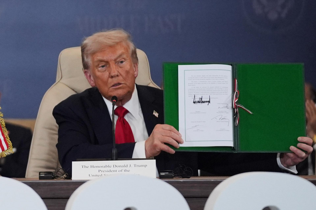 Na snímke prezident USA Donald Trump drží podpísaný dokument počas mierového summitu o Pásme Gazy v egyptskom Šarm aš-Šajchu v pondelok 13. októbra 2025. FOTO: TASR/AP