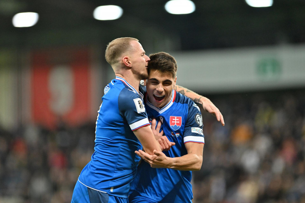 Na snímke vpravo sa teší z gólu hráč Slovenska Adam Obert s Ondrejom Dudom počas kvalifikačného zápasu na Majstrovstvá sveta medzi Slovenskom a Luxemburskom v Trnave. FOTO: TASR/Lukáš Grinaj